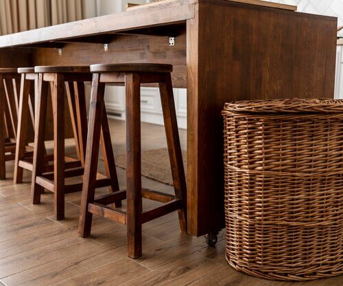 Hokery drewniane: Styl i funkcjonalność w Twoim wnętrzu