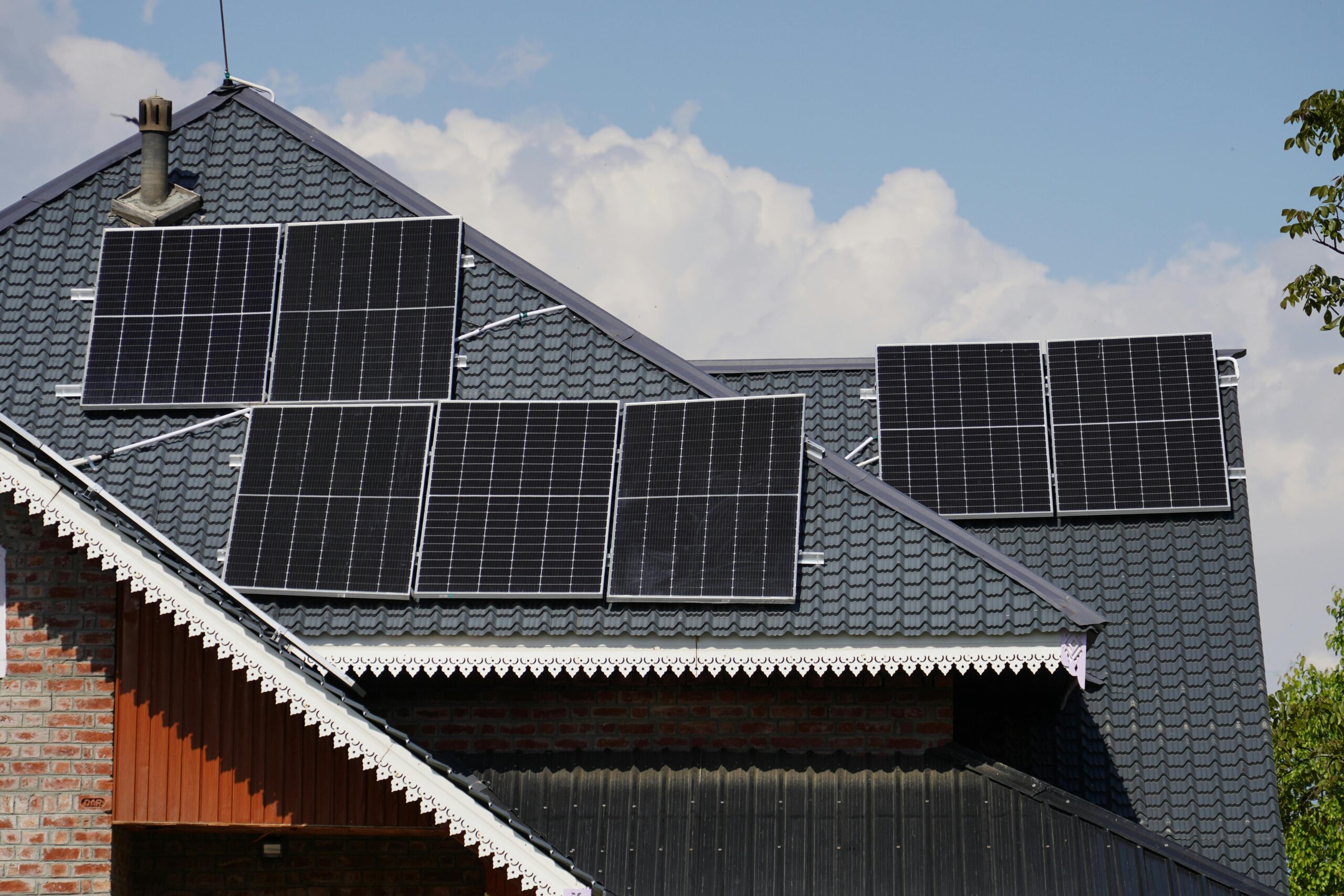 Magazyn energii w domu zeroenergetycznym – Czy akumulator do fotowoltaiki to must-have i kiedy inwestycja w baterię naprawdę się zwraca?