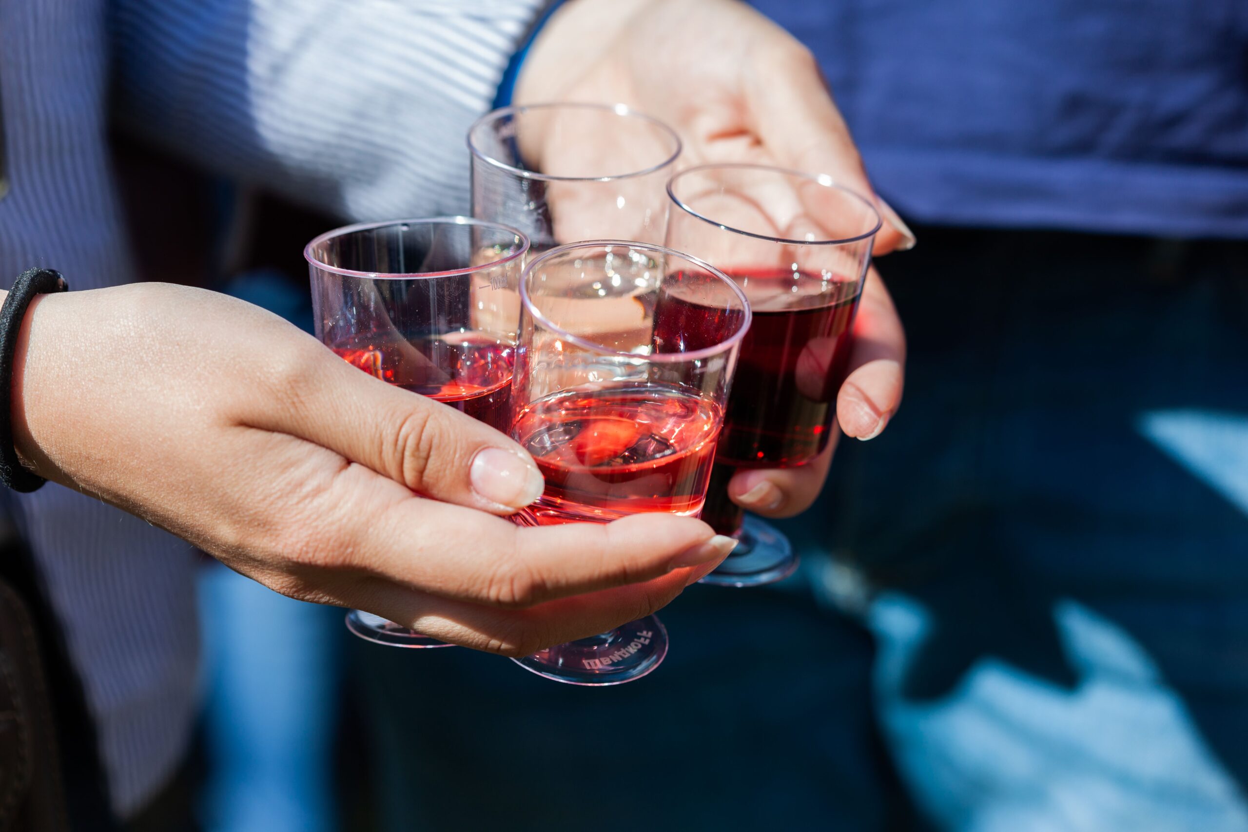 Producent koncentratów owocowych do produkcji alkoholu – Czym różni się wyspecjalizowany dostawca od zwykłego producenta soków owocowych?