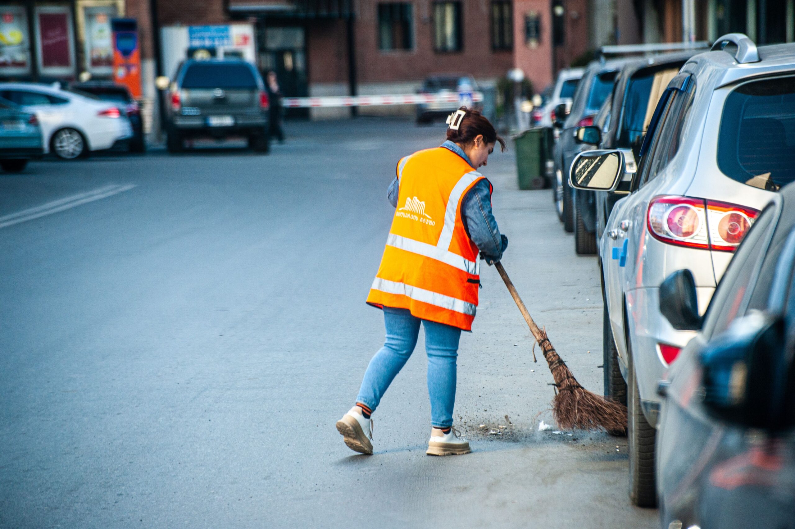Porządek wokół domu zero waste – Jak szczotki ulicówki z naturalnym włosiem zastępują dmuchawy i oszczędzają energię?